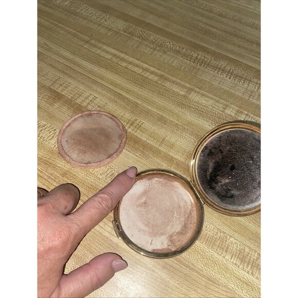 Vintage STRATTON Jeweled Gold Tone BILLIKEN FIGURE Powder Compact - Picture 5 of 8